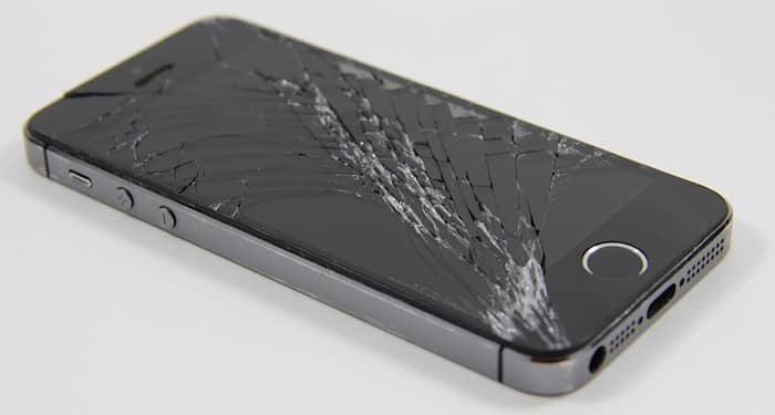 صورة لـ زُعم أن طالبين قاما بعملية احتيال من خلال اصلاح أجهزة iPhone مزيفة وربحا مليون دولار | news-iphone-counterfeit-repair-cracked-DzTechs