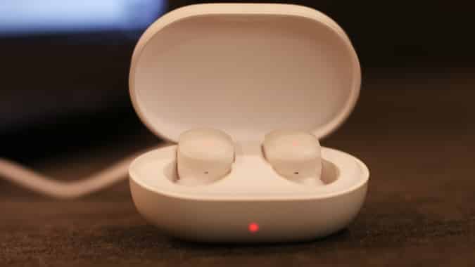 صورة لـ مراجعة سماعات Xiaomi MI Airdots – هل تستحق كل هذا الضجيج؟ | case-in-charging-DzTechs