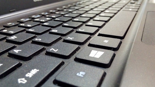 صورة لـ كيفية مشاركة شاشة الكمبيوتر المحمول الخاص بك إلى كمبيوتر آخر | keyboard-469548_640-DzTechs