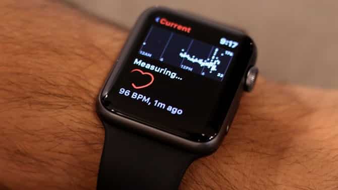 صورة لـ كيفية التحقق من معدل ضربات القلب على Android و iPhone | measuring-min-DzTechs