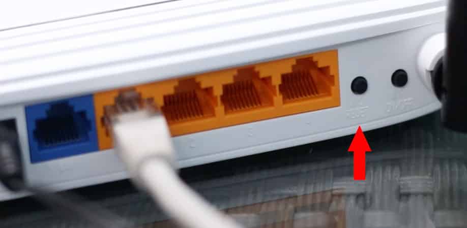 صورة لـ كيفية تعزيز شبكة Wi-Fi الخاصة بك باستخدام جهاز التوجيه القديم | reset-your-router-DzTechs