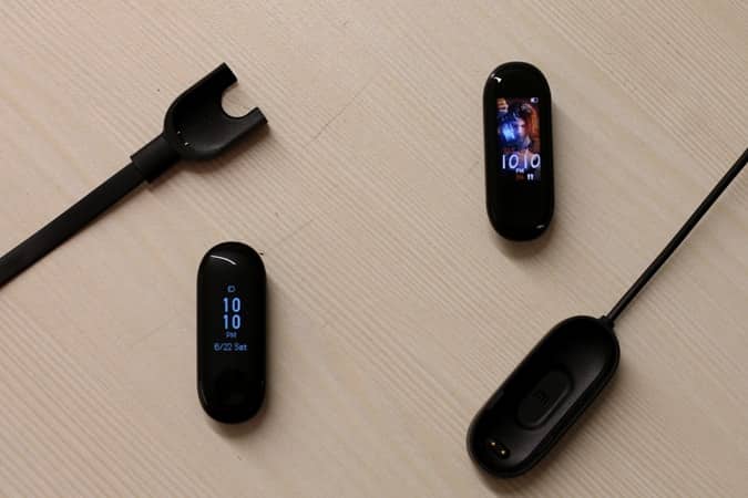 صورة لـ مُقارنة بين Mi Band 4 و Mi Band 3: هل يستحق الأمر الترقية؟ | charging-dock-min-DzTechs