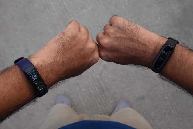 صورة لـ Honor Band 4 مقابل Mi Band 4 – مقارنة بعيدا عن المواصفات! | display-versus-min-DzTechs