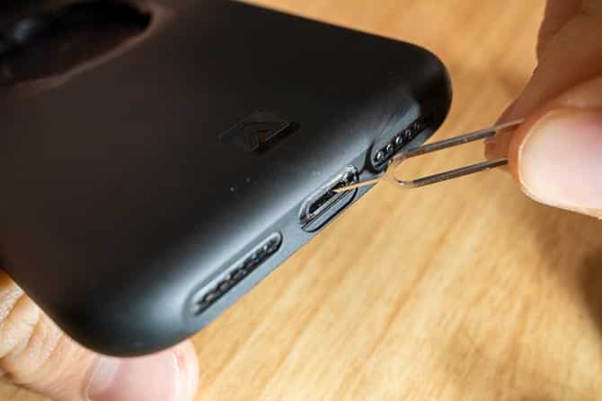 صورة لـ حلول مختلفة لمشاكل الهاتف لا يشحن أو يستغرق وقتا طويلا للشحن | 1_clean_iphone_charging_port2-DzTechs