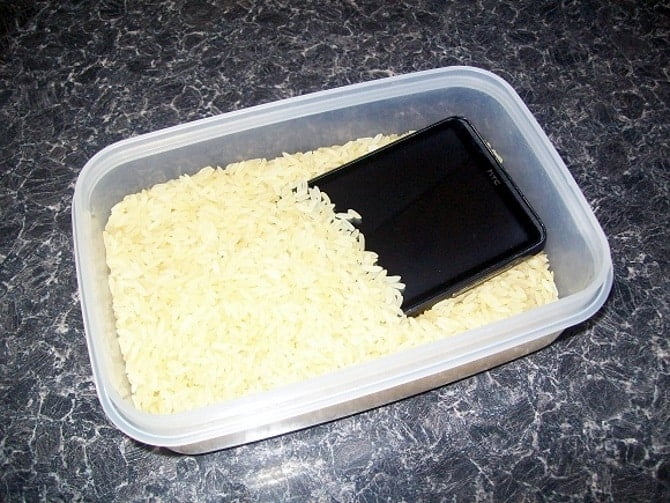 صورة لـ حلول مختلفة لمشاكل الهاتف لا يشحن أو يستغرق وقتا طويلا للشحن | 1_muo-diy-wetphone-rice-DzTechs