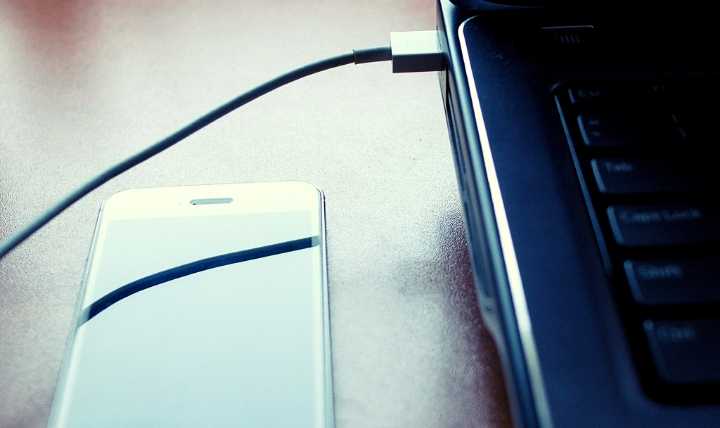 صورة لـ كيفية الوصول إلى بيانات هاتف Android مع شاشة مكسورة | Access-broken-phone-connect-devices-min-DzTechs