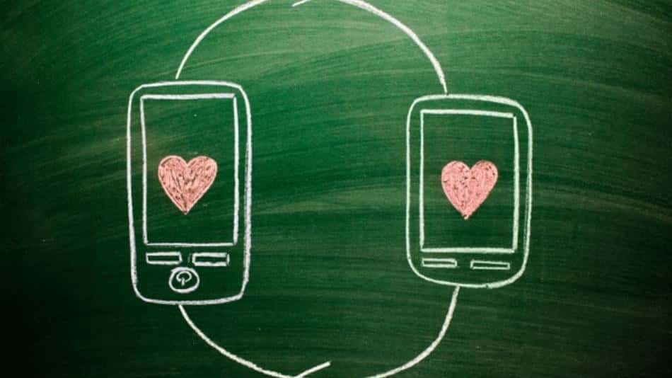 صورة لـ أفضل تطبيقات الزوجين لعلاقة طويلة المسافة: الاحساس بالقرب بالتكنولوجيا لـ Android و iOS | do-couples-need-their-own-apps-poll-ec85dec739-min-DzTechs