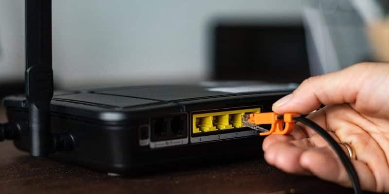 صورة لـ كيفية استكشاف أخطاء جهاز التوجيه الخاص بك وإصلاحها | how-to-troubleshoot-a-router-header-800x400-min-DzTechs