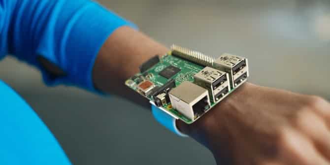 صورة لـ استخدامات ومشاريع رائعة لـ Raspberry Pi للتجربة بنفسك | raspberry-pi-wearable-670x335-min-DzTechs