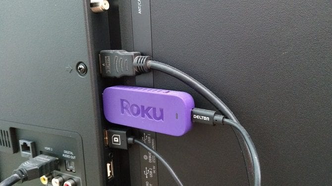 صورة لـ كيفية إعداد واستخدام Roku Streaming Stick للمرة الأولى | roku-tv-plug-670x376-min-DzTechs