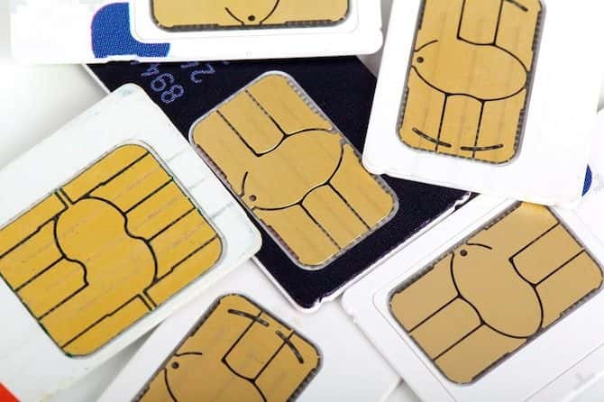 صورة لـ كيفية إلغاء قفل هاتفك باستخدام رموز مجانية لإلغاء قفل الهاتف | unlock-phones-sim-card-670x446-min-DzTechs