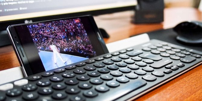 صورة لـ شاشة اللمس لا تعمل على هاتف Android؟ جرب هذه الإصلاحات | android-live-tv-670x335-min-DzTechs