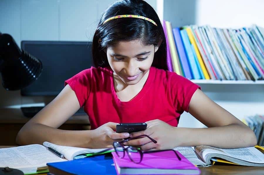 صورة لـ أفضل تطبيقات التخطيط للدراسة لجميع الطلاب لأجهزة iOS و Android | depositphotos_200759936-stock-photo-hand-playing-mobile-phone-book-min-min-DzTechs