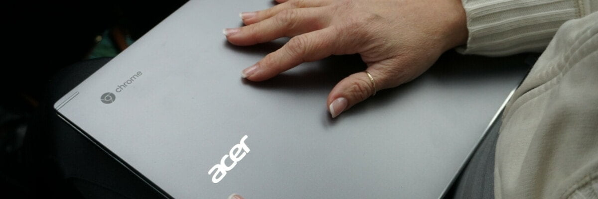صورة لـ أفضل تطبيقات Chrome لأجهزة Chromebook يجب عليك تثبيتها في 2023 | holding-1200x400-min-DzTechs