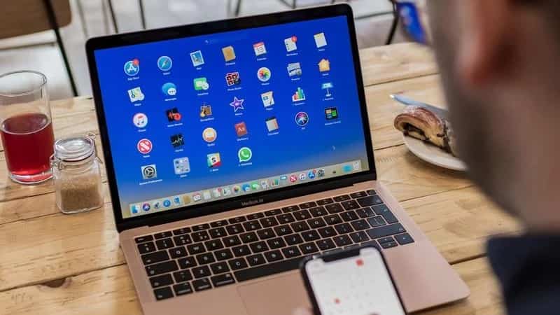 صورة لـ أفضل تطبيقات macOs لتثبيتها على الـ MacBook أو الـ iMac | macbook_air_2018_lifestyle_0022_thumb800-min-DzTechs