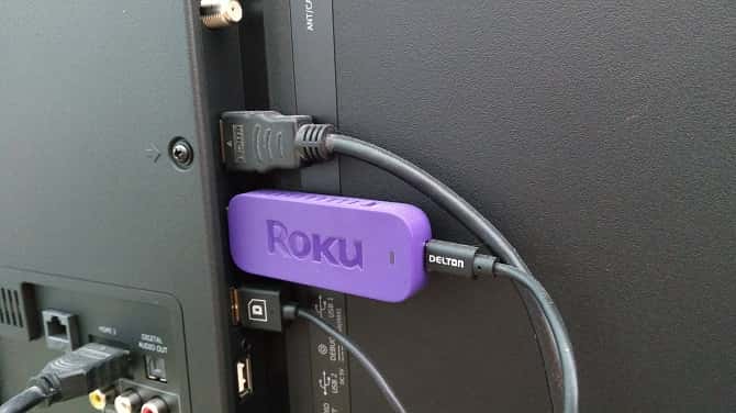 صورة لـ إليك ما هو Roku TV عليه وكيف يعمل وما هي أفضل إصداراته | roku-tv-plug-min-DzTechs