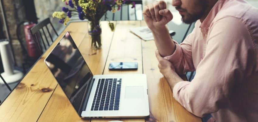 صورة لـ تطبيقات ومواقع يجب على كل عامل مستقل محترف التحقق منها | shutterstock_284666471-min-DzTechs