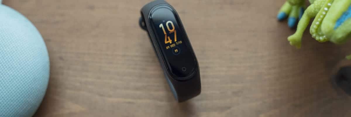 صورة لـ مراجعة Mi Smart Band 4 – أفضل سوار اللياقة البدنية للميزانية المتوسطة؟ | xiaomi-mi-band-4-review-watch-face-clock-google-home-mini-1-1200x400-min-DzTechs