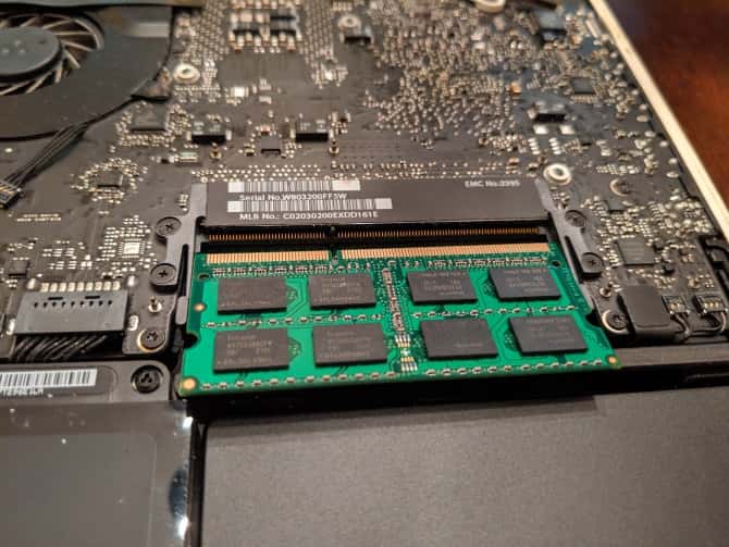 صورة لـ كيفية جعل جهاز Mac, MacBook أو iMac قديم يعمل بشكل أسرع ونشيط | MacBook-RAM-Notches-Aligned-min-DzTechs