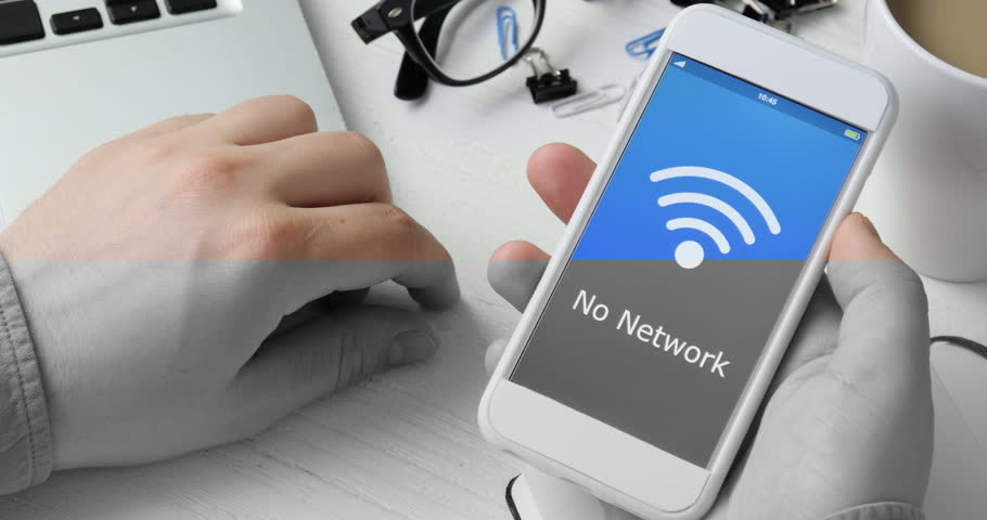 صورة لـ إصلاح مشكل Android متصل بشبكة WiFi ولكن لا يوجد إتصال بالإنترنت | no-wifi-onm-phone-min-DzTechs