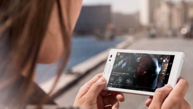 صورة لـ أفضل تطبيقات تحويل الفيديو المجانية لـ Android التي لا تملؤها الإعلانات | smartphone-watching-videomind_3-min-DzTechs