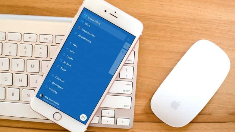 صورة لـ أفضل تطبيقات البريد الإلكتروني لـ iPhone و iPad لتنظيم صندوق الوارد | spark-mail-iphone-keyboard-hero-fixed-780x439-min-DzTechs
