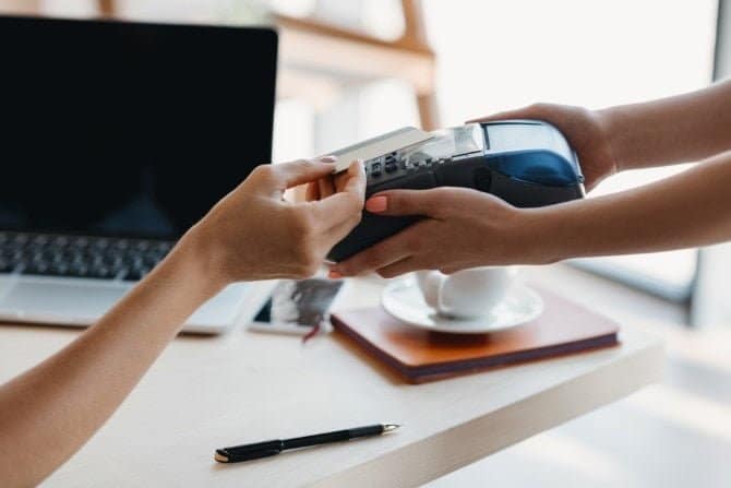 صورة لـ كيف يعمل الاحتيال على بطاقات الائتمان وكيف تبقى آمن | Credit-Scams-NFC-min-DzTechs