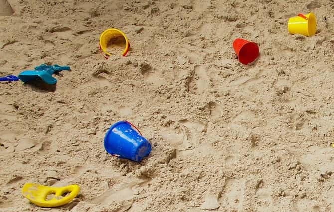 صورة لـ أسباب تجعل أجهزة Mac أقل عرضة للبرامج الضارة مقارنة بـ Windows | Sandbox-Illustration-min-DzTechs
