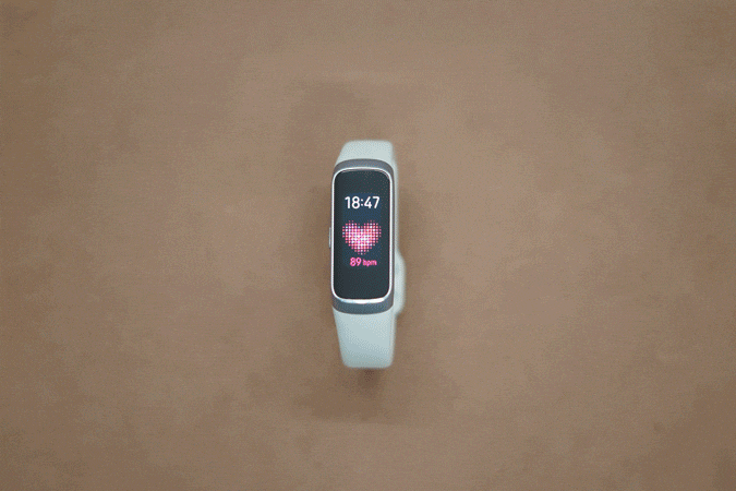 صورة لـ أفضل النصائح والحيل على Samsung Galaxy Fit لاستخدام السوار بفعالية | changing-watch-faces-fit-DzTechs