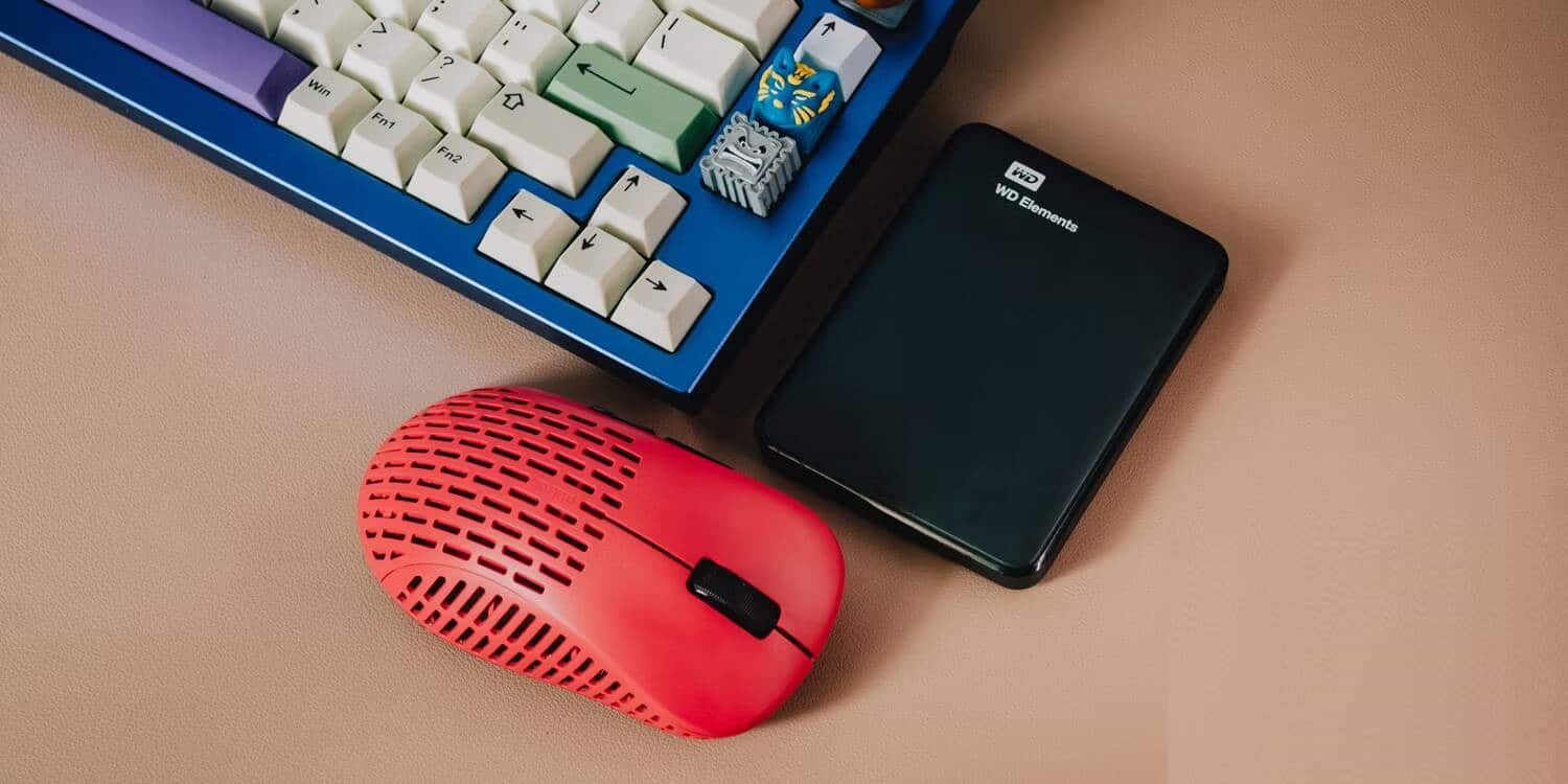 صورة لـ كيفية مشاركة الملفات بسهولة بين Mac و Windows | external-hard-drive-beside-mouse-and-keyboard