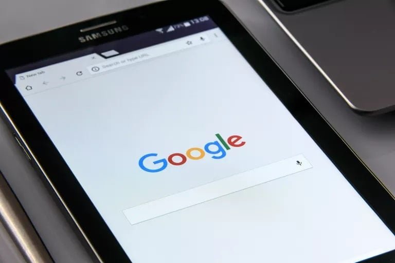 صورة لـ كيف يمكنني حذف عمليات البحث السابقة على Google من السجل؟ | google-on-your-smartphone-1796337_1920-5baa70a246e0fb0025f3ad98-min-DzTechs