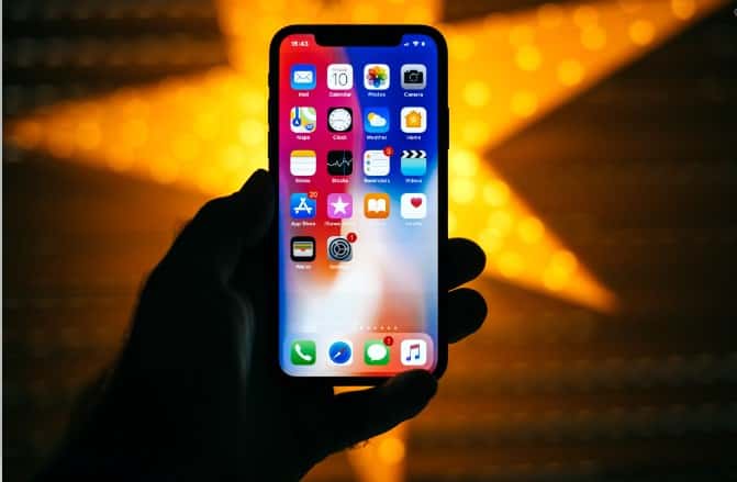 صورة لـ مشاكل iPhone التي يمكنك إصلاحها بإستخدام وضع DFU | iPhone-backlit-with-Software-Update-badge-min-DzTechs