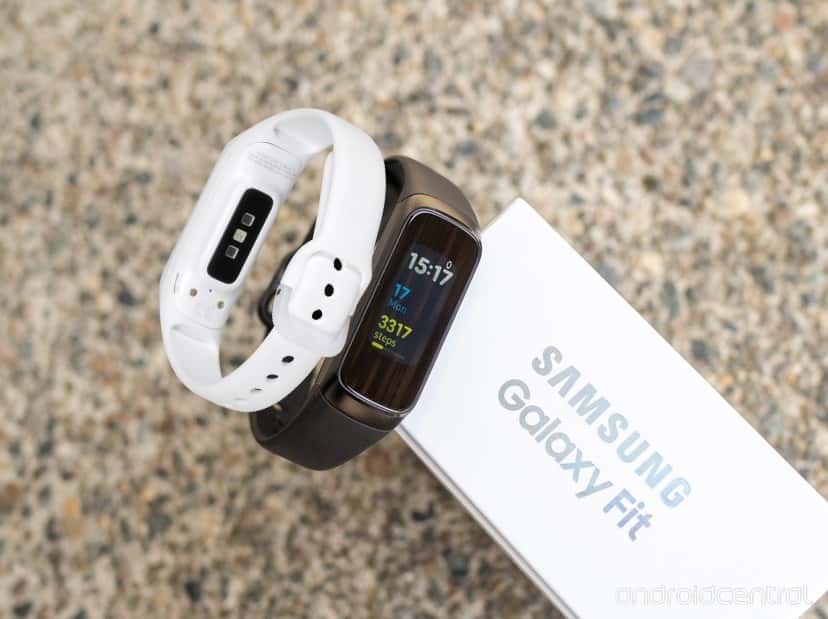 صورة لـ أفضل النصائح والحيل على Samsung Galaxy Fit لاستخدام السوار بفعالية | samsung-galaxy-fit-black-on-box-2-min-DzTechs
