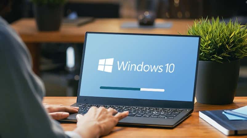 صورة لـ ما هي أكثر الطرق أمانًا للتعامل مع ترقيات نظام التشغيل؟ | upgrade-to-windows-10-min-DzTechs