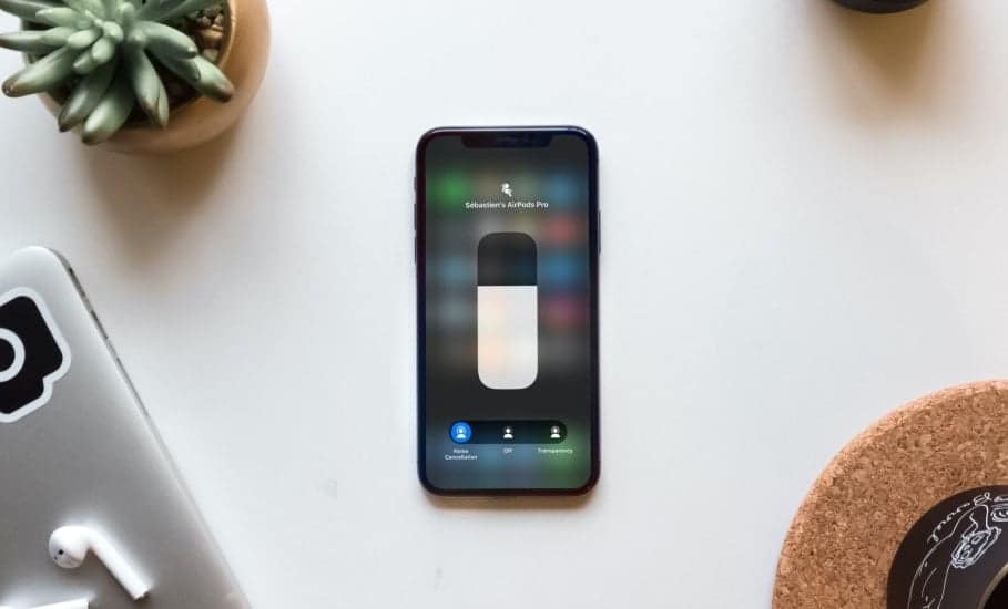 صورة لـ كيفية التبديل إلى وضع شفافية الصوت على AirPods Pro دون الضغط على أي أزرار؟ | AirPods-Pro-Noise-Controls-Control-Center-min-DzTechs