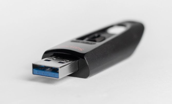 صورة لـ طرق بسيطة ومجانية لتحسين أمان بياناتك | ImproveSecurity-Encrypt-USB-Stick-min-DzTechs