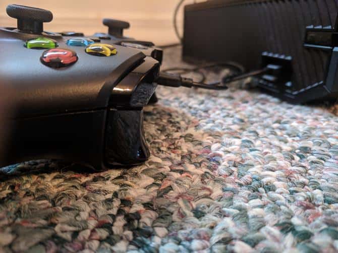 صورة لـ جهاز تحكم Xbox One لا يعمل؟ هنا نصائح حول كيفية اصلاحه! | Xbox_One_Controller_Connected_Cable-jd6O3Ffs-DzTechs