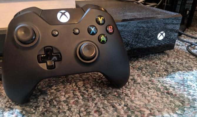 صورة لـ جهاز تحكم Xbox One لا يعمل؟ هنا نصائح حول كيفية اصلاحه! | Xbox_One_Controller_and_System_e1531498233416-BXoO3Ffs-DzTechs