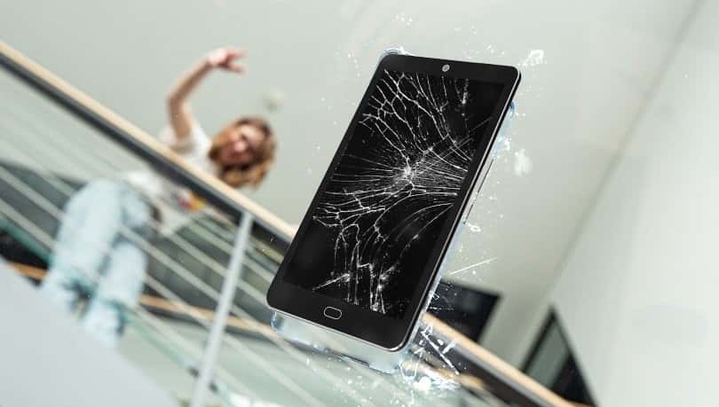 صورة لـ كيفية استخدام الهاتف (Android أو iOS) مع شاشة مكسورة واستعادة بياناتك | androidpit_broken_fallen_smartphone_cracked_w810h462-kFv3cFfs-DzTechs