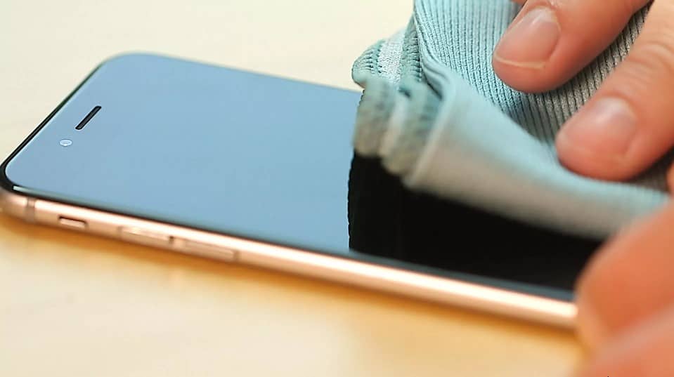 صورة لـ كيفية تنظيف الشاشة التي تعمل باللمس على الكمبيوتر اللوحي أو الهاتف بأمان | clean-tablet-touchscre44en-min-DzTechs