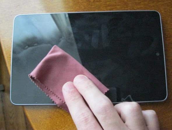 صورة لـ كيفية تنظيف الشاشة التي تعمل باللمس على الكمبيوتر اللوحي أو الهاتف بأمان | clean-tablet-touchscreen-min-DzTechs