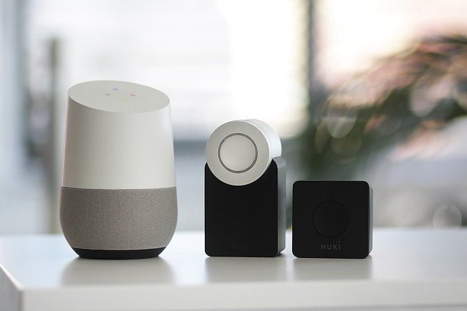 صورة لـ أسباب إعداد شبكة الضيف على جهاز التوجيه الخاص بك | google-home-smart-devices-lock-min-DzTechs