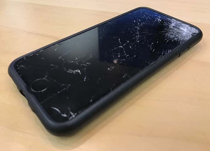 صورة لـ كيفية استخدام الهاتف (Android أو iOS) مع شاشة مكسورة واستعادة بياناتك | iphone_broken_screen_smashed_display-mek4cFfs-DzTechs