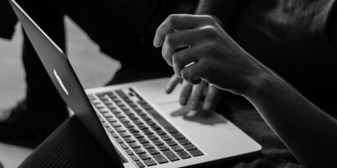 صورة لـ ما هو خرق البيانات وكيف يُمكنك حماية نفسك؟ | macbook-laptop-playing-games-in-class-featured-670x335-min-DzTechs