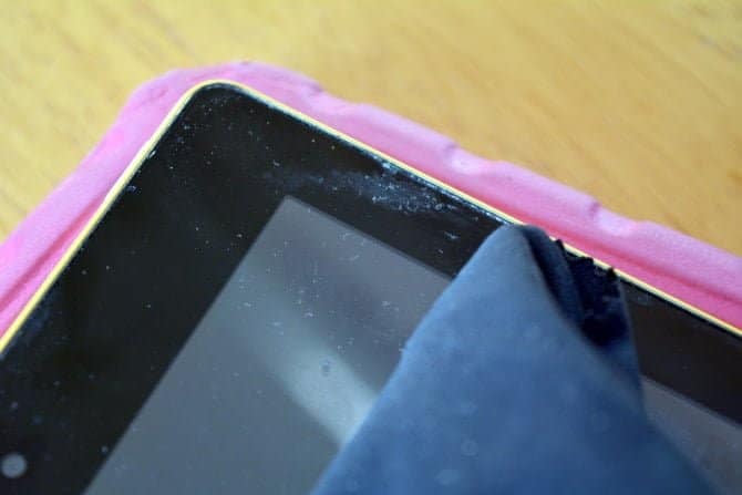 صورة لـ كيفية تنظيف الشاشة التي تعمل باللمس على الكمبيوتر اللوحي أو الهاتف بأمان | muo-android-touchscreen-clean-min-DzTechs