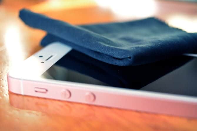 صورة لـ كيفية تنظيف الشاشة التي تعمل باللمس على الكمبيوتر اللوحي أو الهاتف بأمان | muo-iphone-touchscreen-clean-min-DzTechs