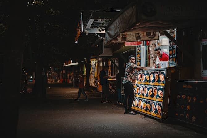 صورة لـ مجموعة من عدسات الكاميرا الشائعة ومتى يجب أن تستخدمها | prime-lens-low-light-min-DzTechs