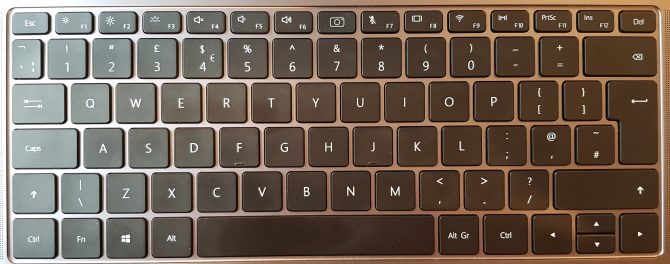 صورة لـ كيفية التحكم في إعدادات السطوع على نظام Windows 10 | matebook-keyboard-670x264-DzTechs