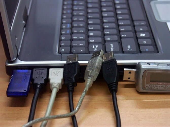 صورة لـ كيفية توصيل هاتفك المحمول بجهاز الكمبيوتر باستخدام Bluetooth | too_many_USB_cables-e7nn2Hfs-DzTechs
