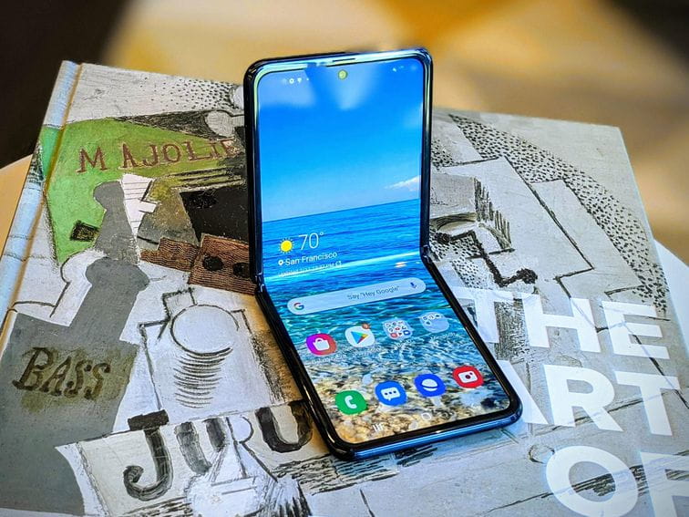 صورة لـ هاتف Galaxy Z Flip القابل للطي: حقائق مهمة يجب معرفتها | 1581478555_The_folding_glass_screen_of_the_Galaxy_Z_Flip_already-lmVDlMfs-DzTechs